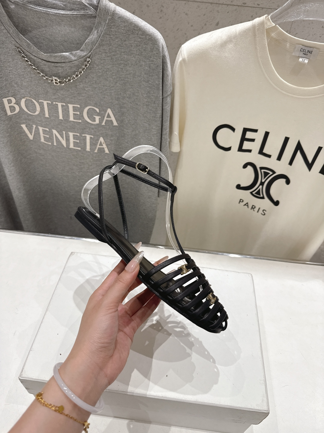 高版本出厂 Celine～赛琳F059 2026ss思琳夏季最新爆款复古风凯旋门平底凉鞋 夏季搭配佳品，