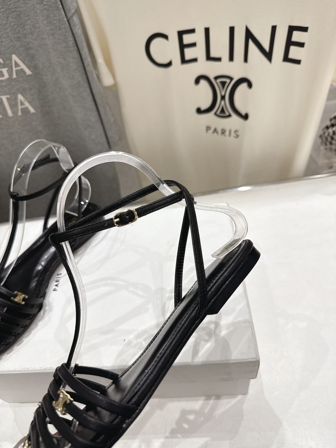 高版本出厂 Celine～赛琳F059 2026ss思琳夏季最新爆款复古风凯旋门平底凉鞋 夏季搭配佳品，