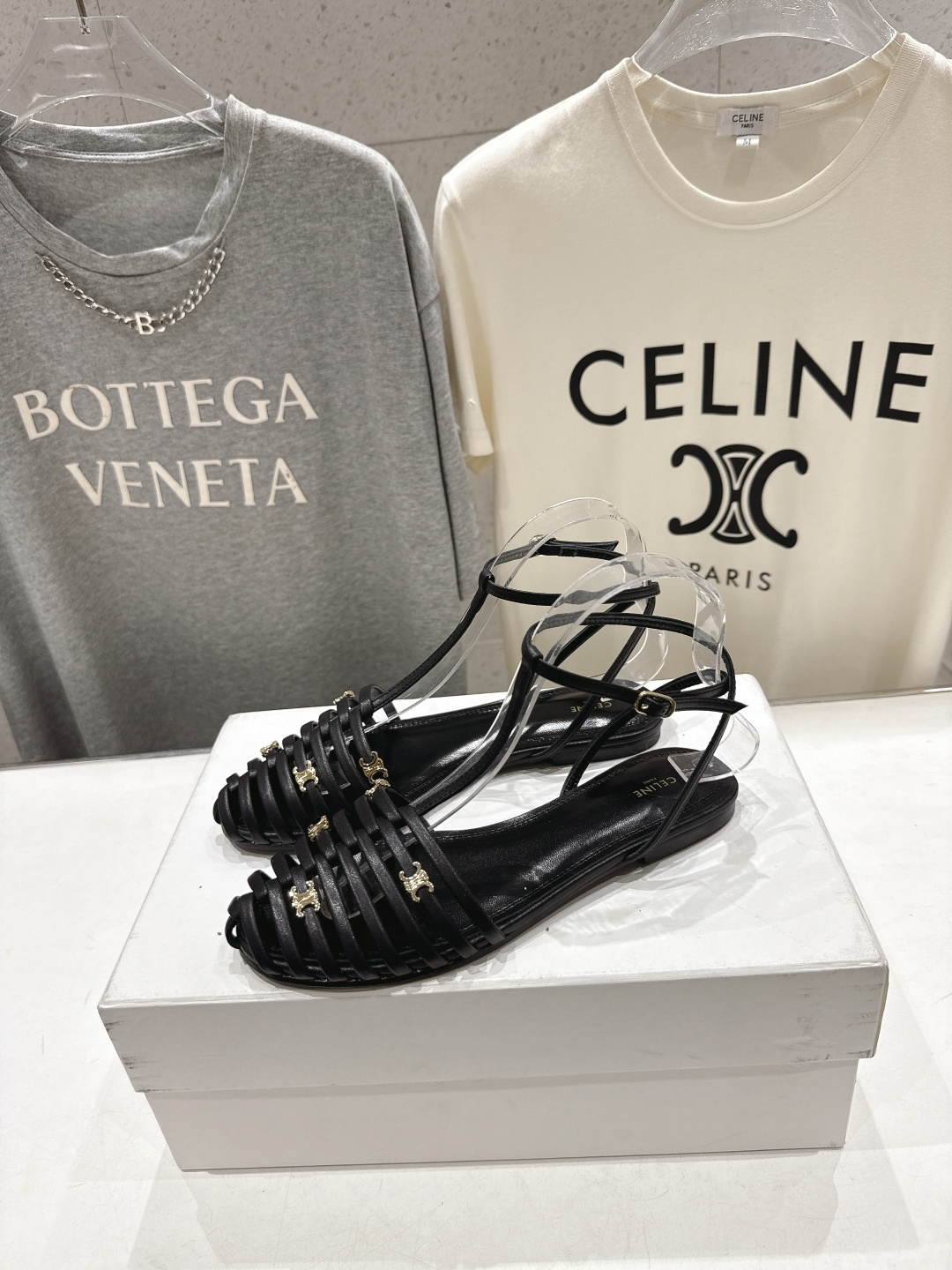 高版本出厂 Celine～赛琳F059 2026ss思琳夏季最新爆款复古风凯旋门平底凉鞋 夏季搭配佳品，