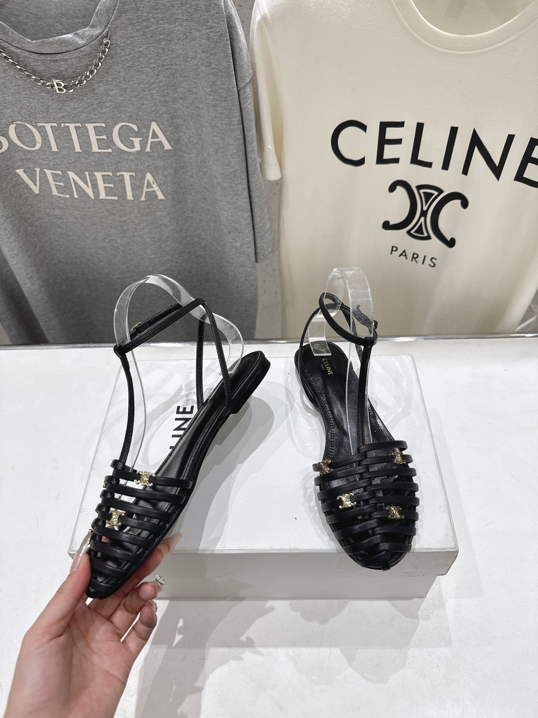 高版本出厂 Celine～赛琳F059 2026ss思琳夏季最新爆款复古风凯旋门平底凉鞋 夏季搭配佳品，