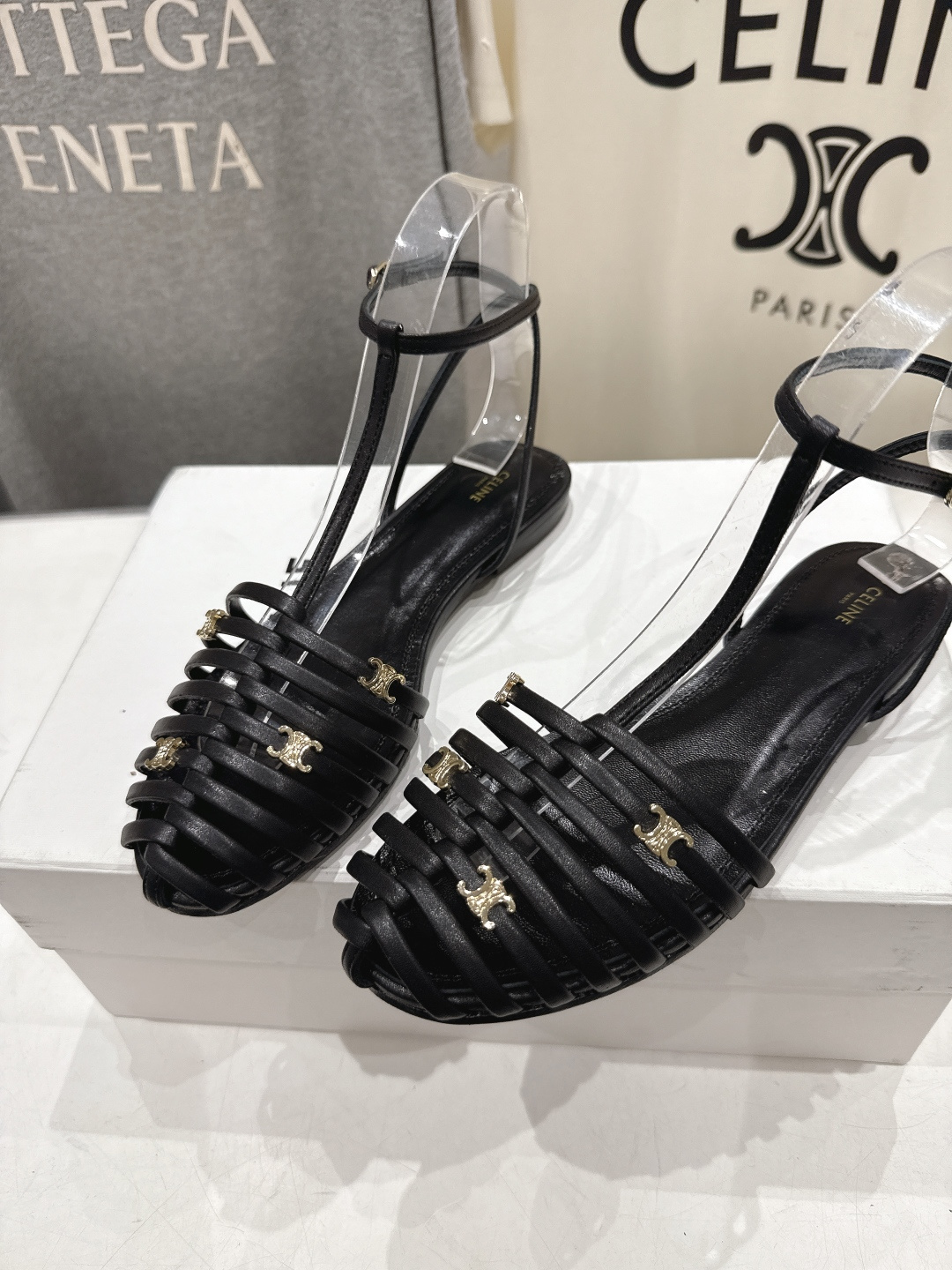 高版本出厂 Celine～赛琳F059 2026ss思琳夏季最新爆款复古风凯旋门平底凉鞋 夏季搭配佳品，