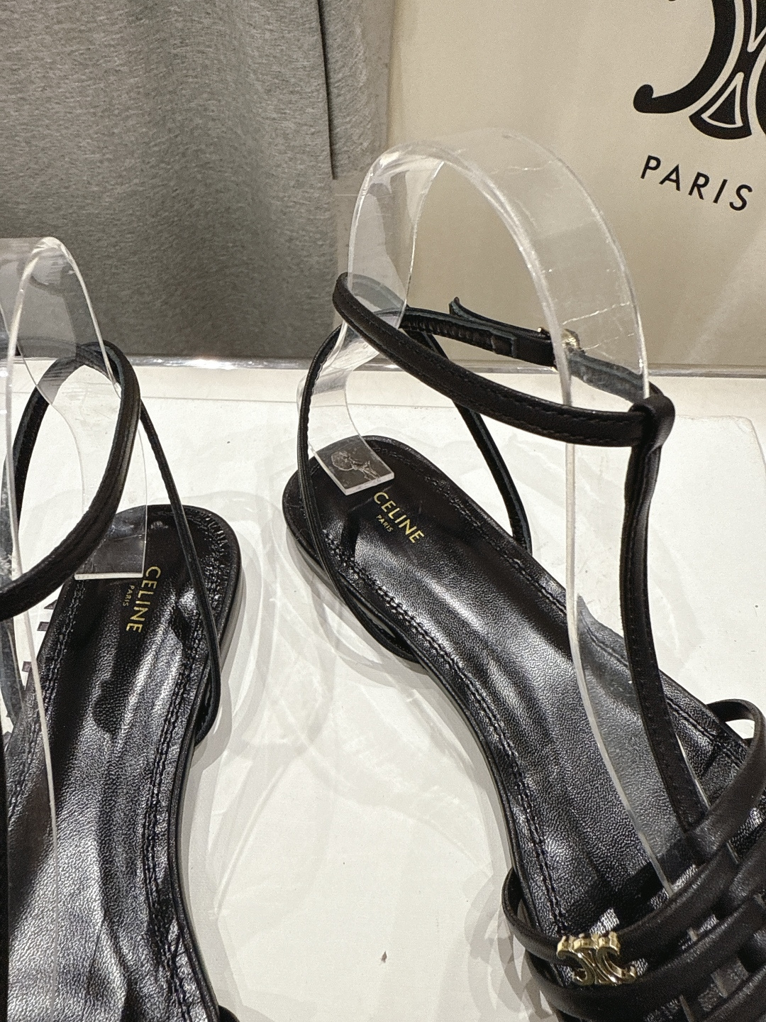 高版本出厂 Celine～赛琳F059 2026ss思琳夏季最新爆款复古风凯旋门平底凉鞋 夏季搭配佳品，