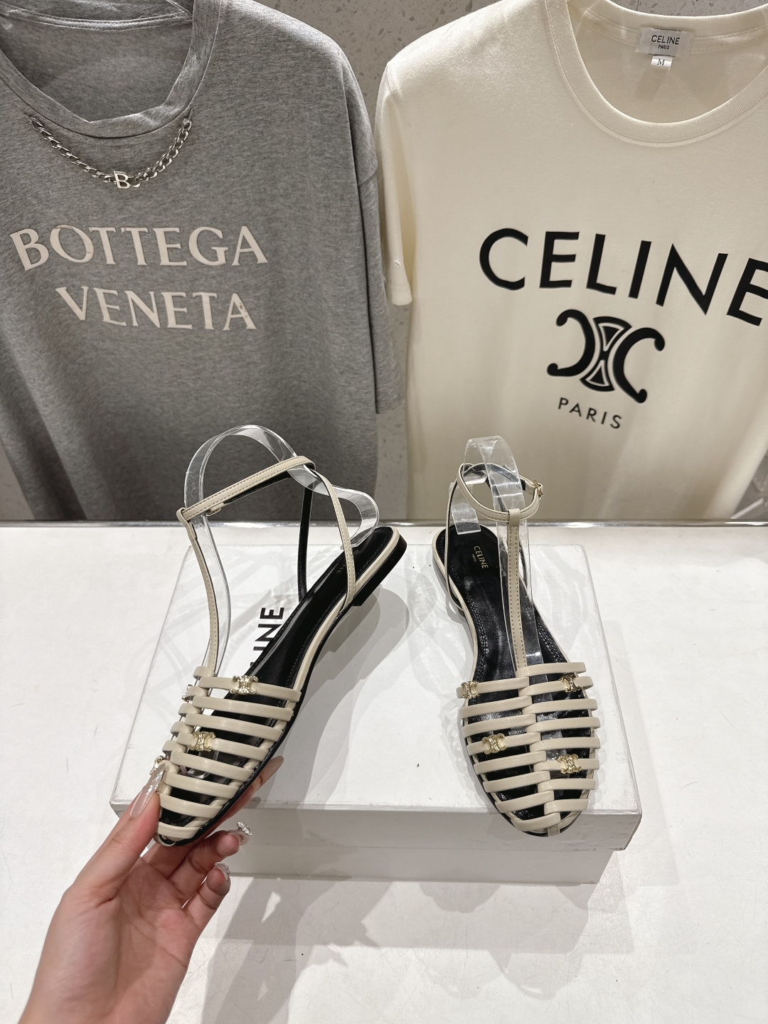 高版本出厂 Celine～赛琳F059 2026ss思琳夏季最新爆款复古风凯旋门平底凉鞋 夏季搭配佳品，