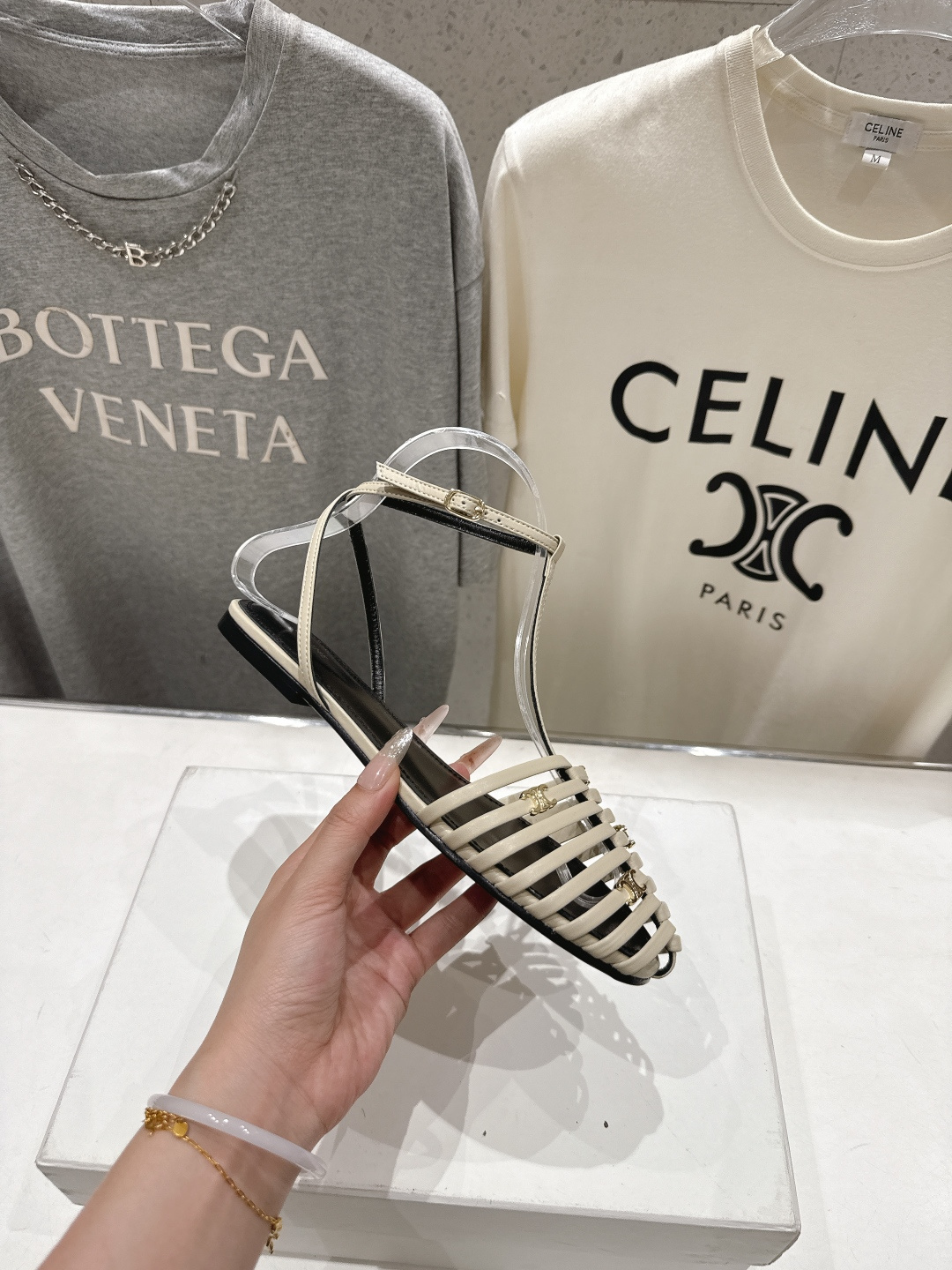 高版本出厂 Celine～赛琳F059 2026ss思琳夏季最新爆款复古风凯旋门平底凉鞋 夏季搭配佳品，