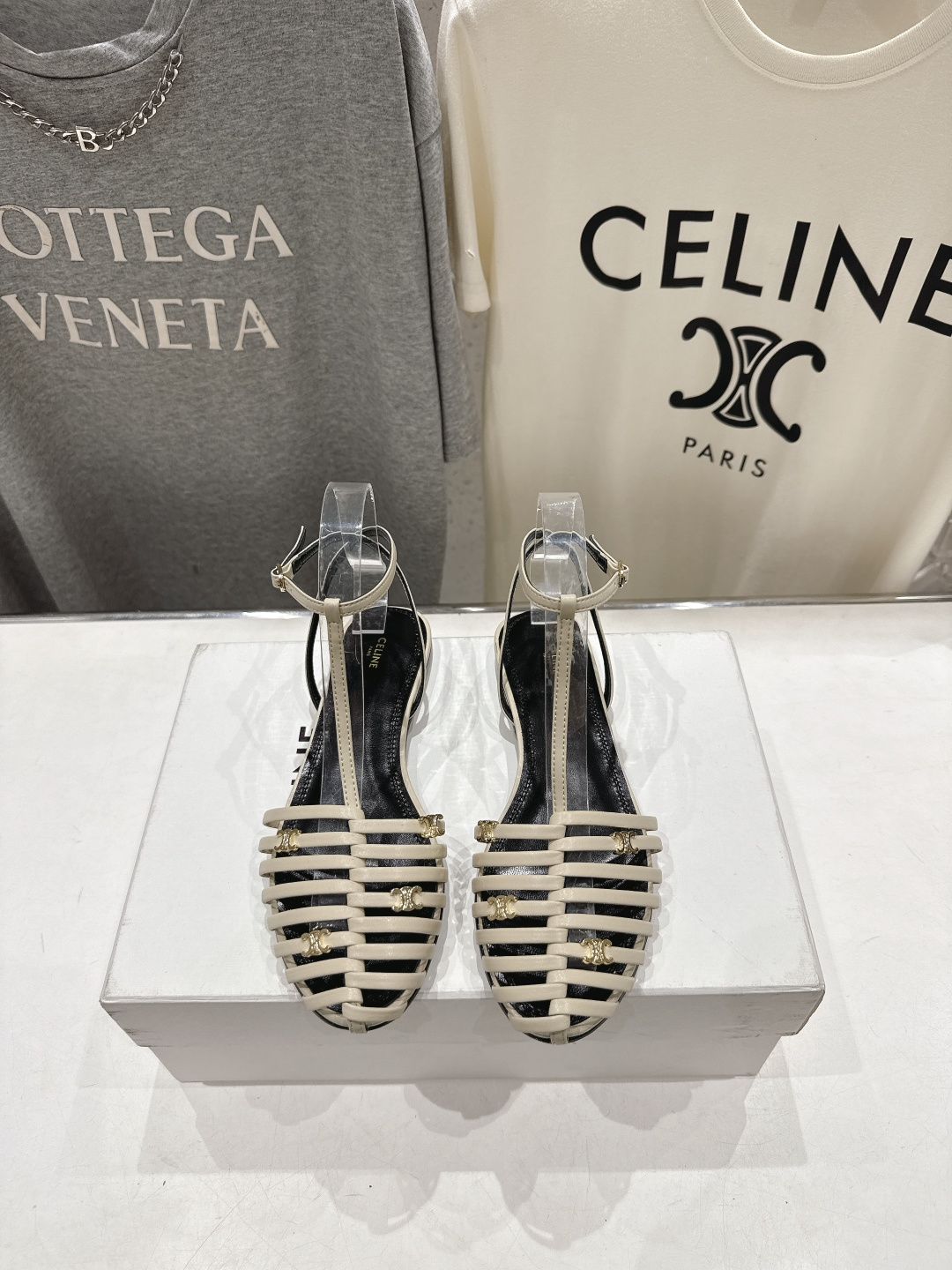 高版本出厂 Celine～赛琳F059 2026ss思琳夏季最新爆款复古风凯旋门平底凉鞋 夏季搭配佳品，