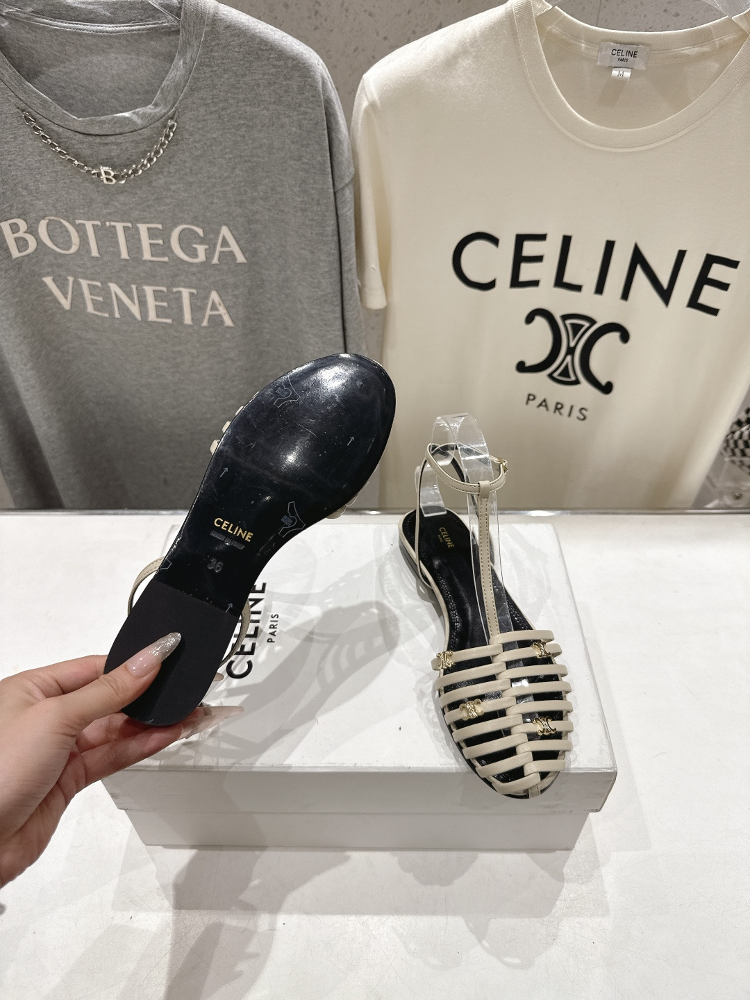 高版本出厂 Celine～赛琳F059 2026ss思琳夏季最新爆款复古风凯旋门平底凉鞋 夏季搭配佳品，