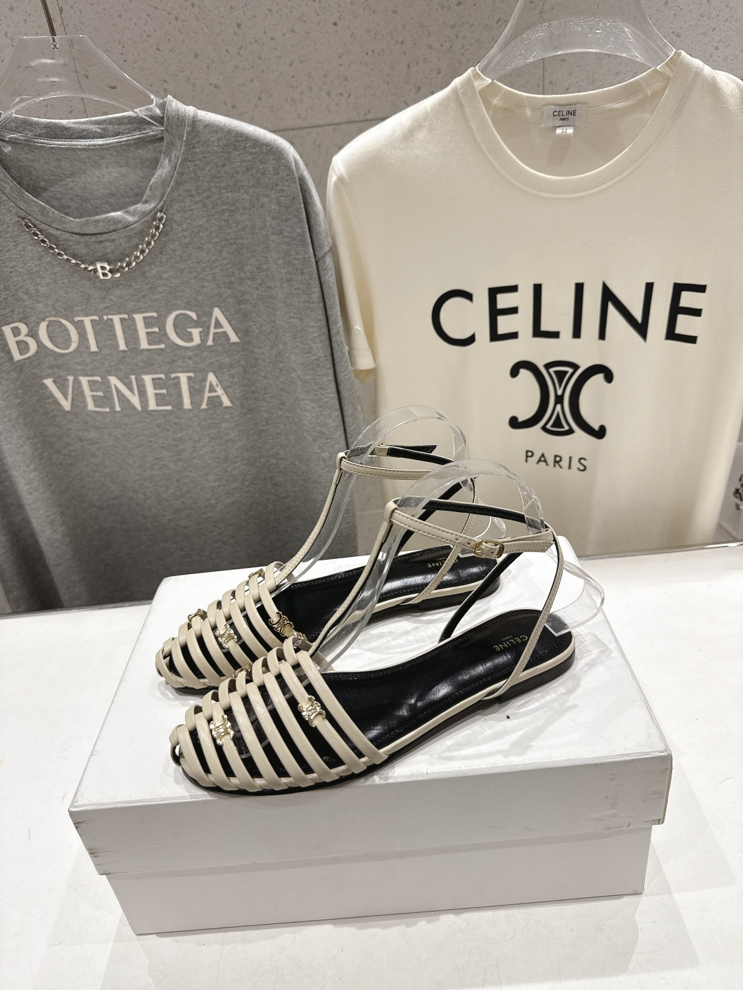 高版本出厂 Celine～赛琳F059 2026ss思琳夏季最新爆款复古风凯旋门平底凉鞋 夏季搭配佳品，