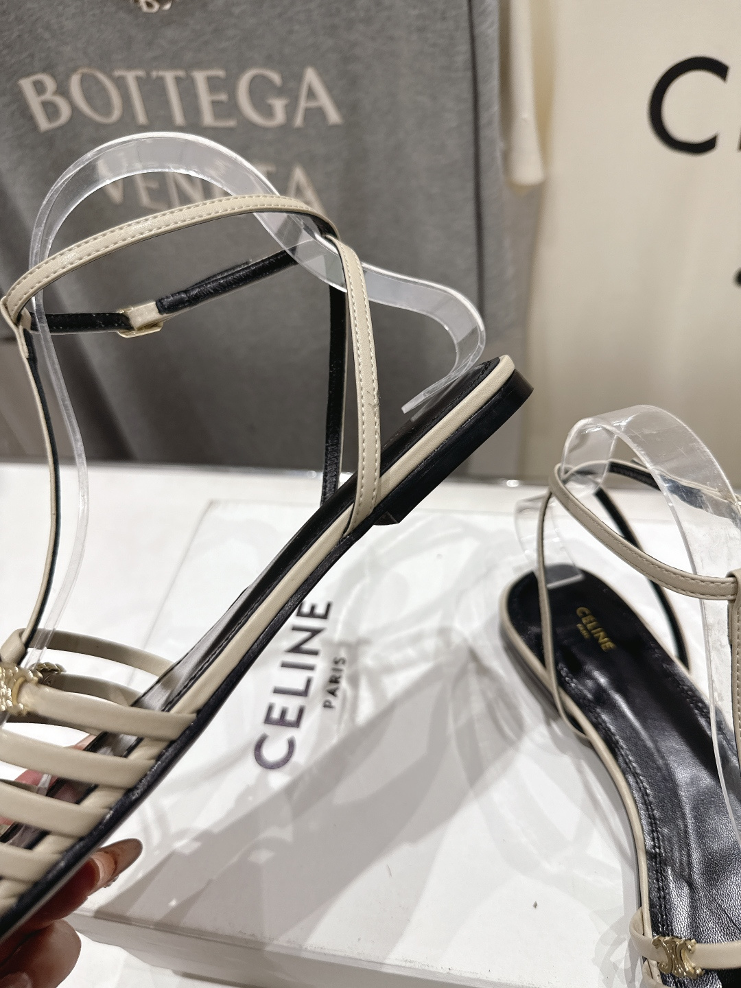 高版本出厂 Celine～赛琳F059 2026ss思琳夏季最新爆款复古风凯旋门平底凉鞋 夏季搭配佳品，