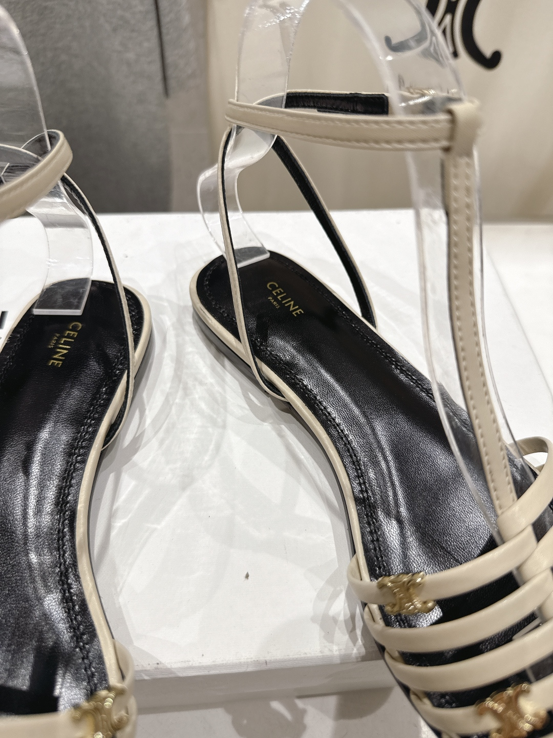高版本出厂 Celine～赛琳F059 2026ss思琳夏季最新爆款复古风凯旋门平底凉鞋 夏季搭配佳品，