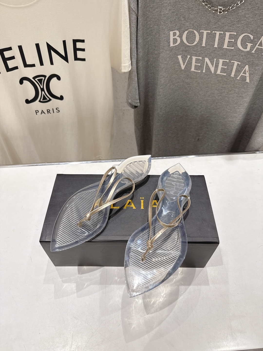 高版本出厂「ALAiA」ALA 阿莱亚F036 2026ss/夏季大热款透明平底人字拖夹脚拖鞋隐形缎面穆