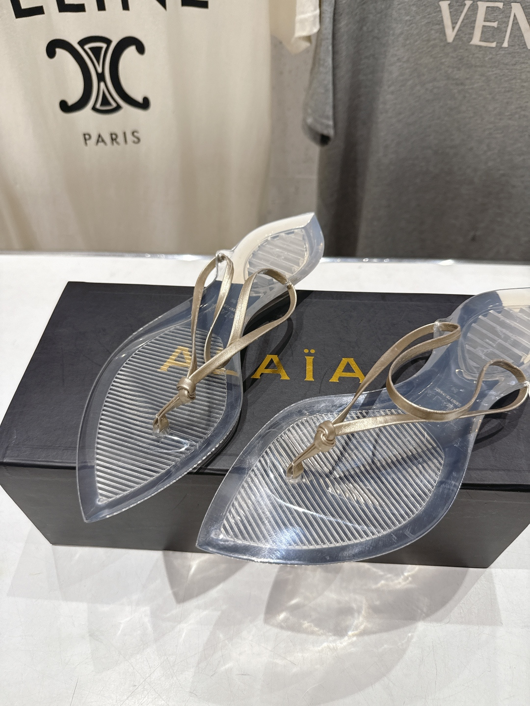 高版本出厂「ALAiA」ALA 阿莱亚F036 2026ss/夏季大热款透明平底人字拖夹脚拖鞋隐形缎面穆