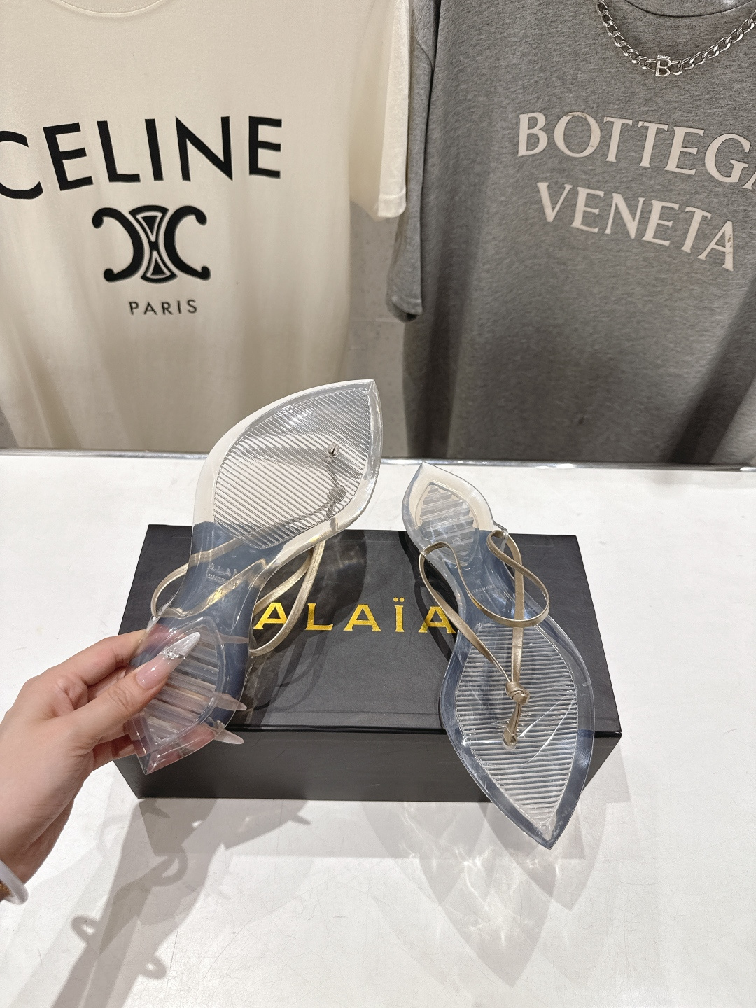 高版本出厂「ALAiA」ALA 阿莱亚F036 2026ss/夏季大热款透明平底人字拖夹脚拖鞋隐形缎面穆