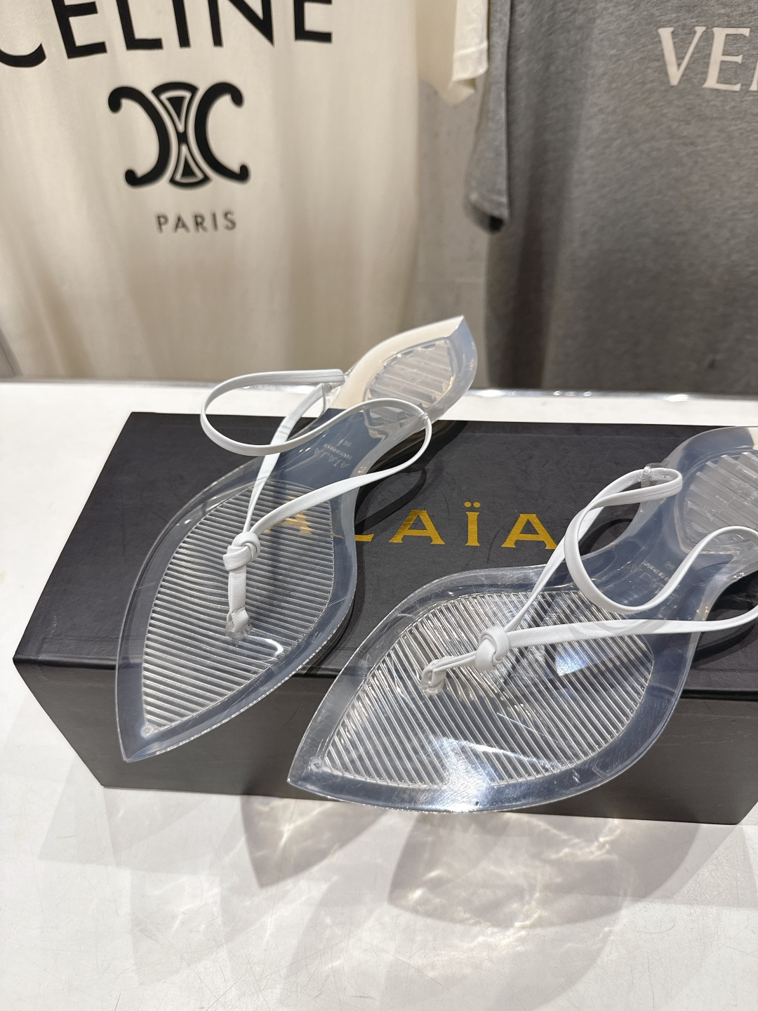 高版本出厂「ALAiA」ALA 阿莱亚F036 2026ss/夏季大热款透明平底人字拖夹脚拖鞋隐形缎面穆
