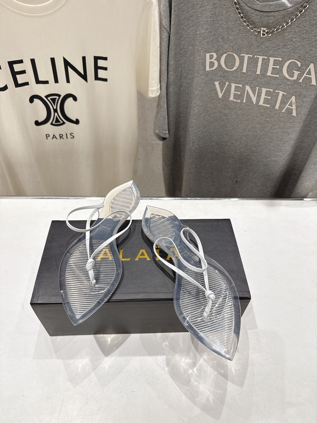 高版本出厂「ALAiA」ALA 阿莱亚F036 2026ss/夏季大热款透明平底人字拖夹脚拖鞋隐形缎面穆