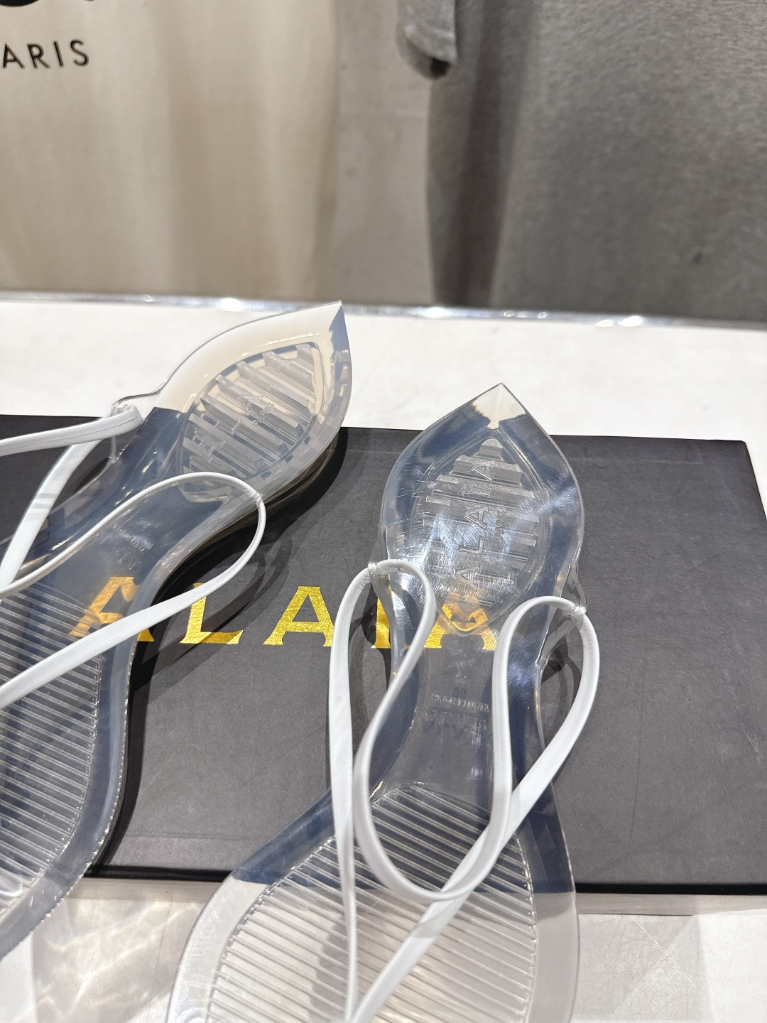 高版本出厂「ALAiA」ALA 阿莱亚F036 2026ss/夏季大热款透明平底人字拖夹脚拖鞋隐形缎面穆