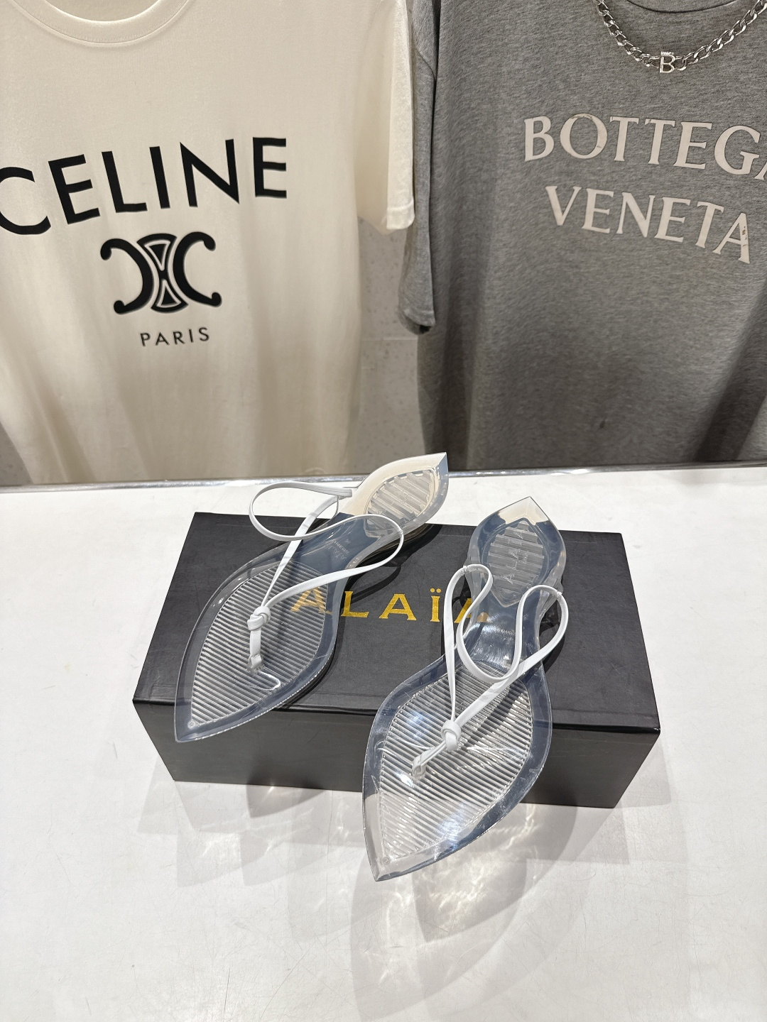 高版本出厂「ALAiA」ALA 阿莱亚F036 2026ss/夏季大热款透明平底人字拖夹脚拖鞋隐形缎面穆