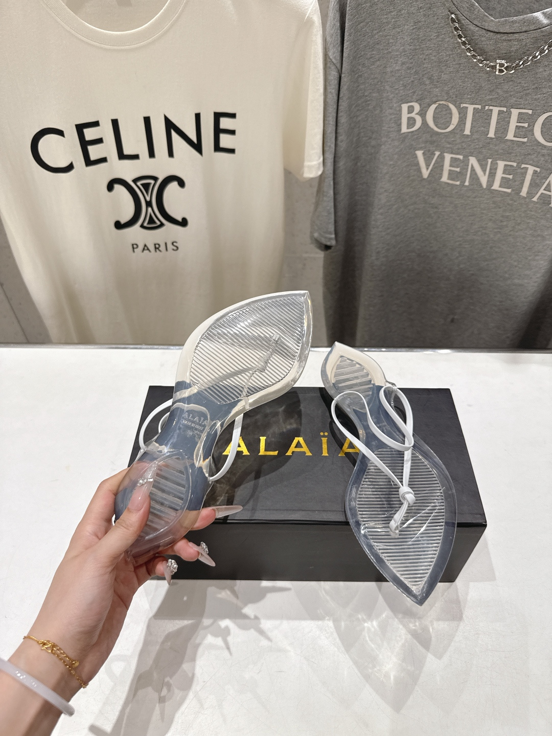 高版本出厂「ALAiA」ALA 阿莱亚F036 2026ss/夏季大热款透明平底人字拖夹脚拖鞋隐形缎面穆