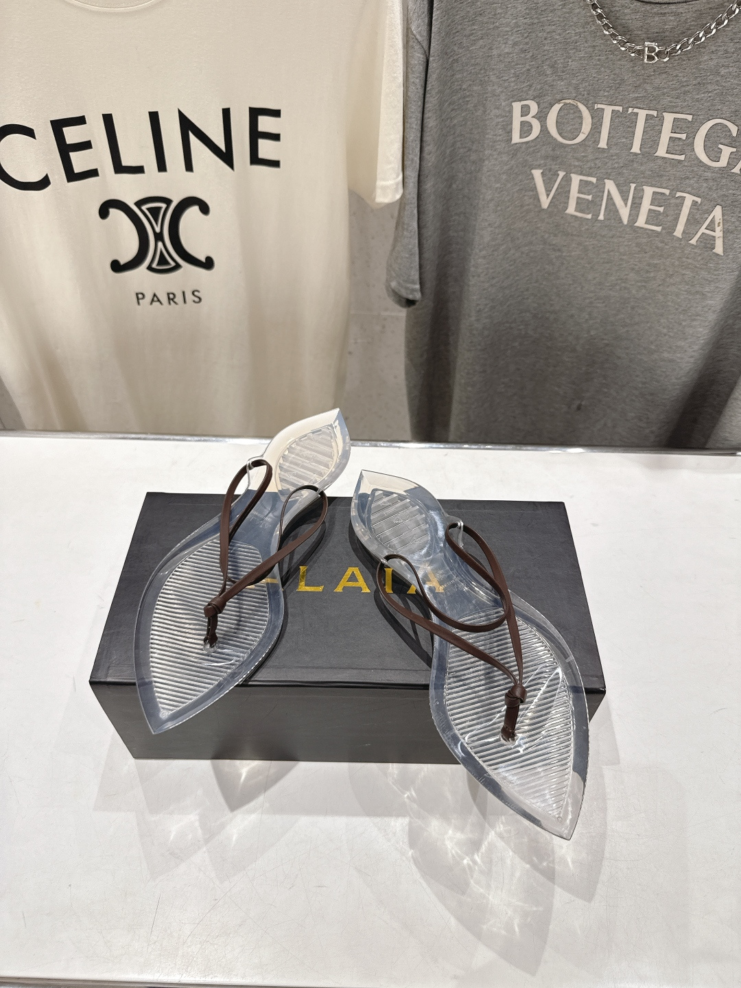 高版本出厂「ALAiA」ALA 阿莱亚F036 2026ss/夏季大热款透明平底人字拖夹脚拖鞋隐形缎面穆