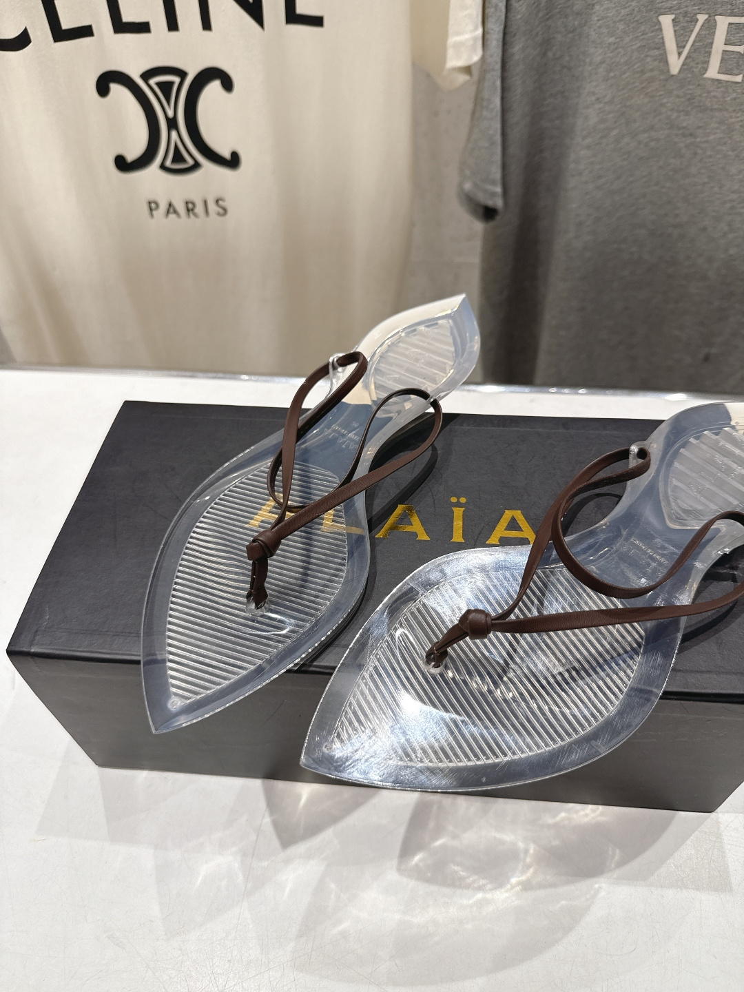 高版本出厂「ALAiA」ALA 阿莱亚F036 2026ss/夏季大热款透明平底人字拖夹脚拖鞋隐形缎面穆