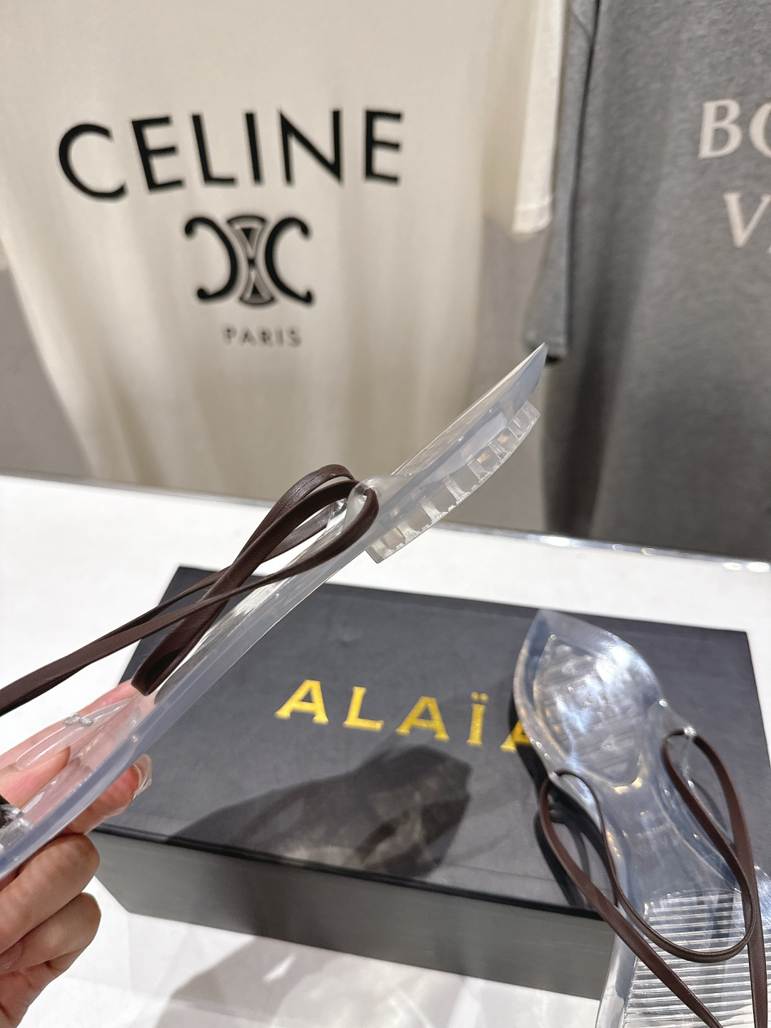 高版本出厂「ALAiA」ALA 阿莱亚F036 2026ss/夏季大热款透明平底人字拖夹脚拖鞋隐形缎面穆