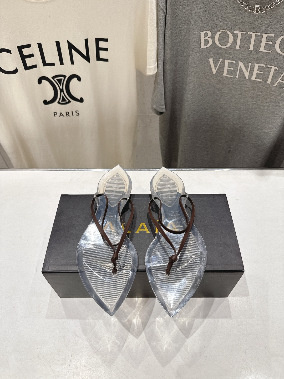 高版本出厂「ALAiA」ALA 阿莱亚F036 2026ss/夏季大热款透明平底人字拖夹脚拖鞋隐形缎面穆