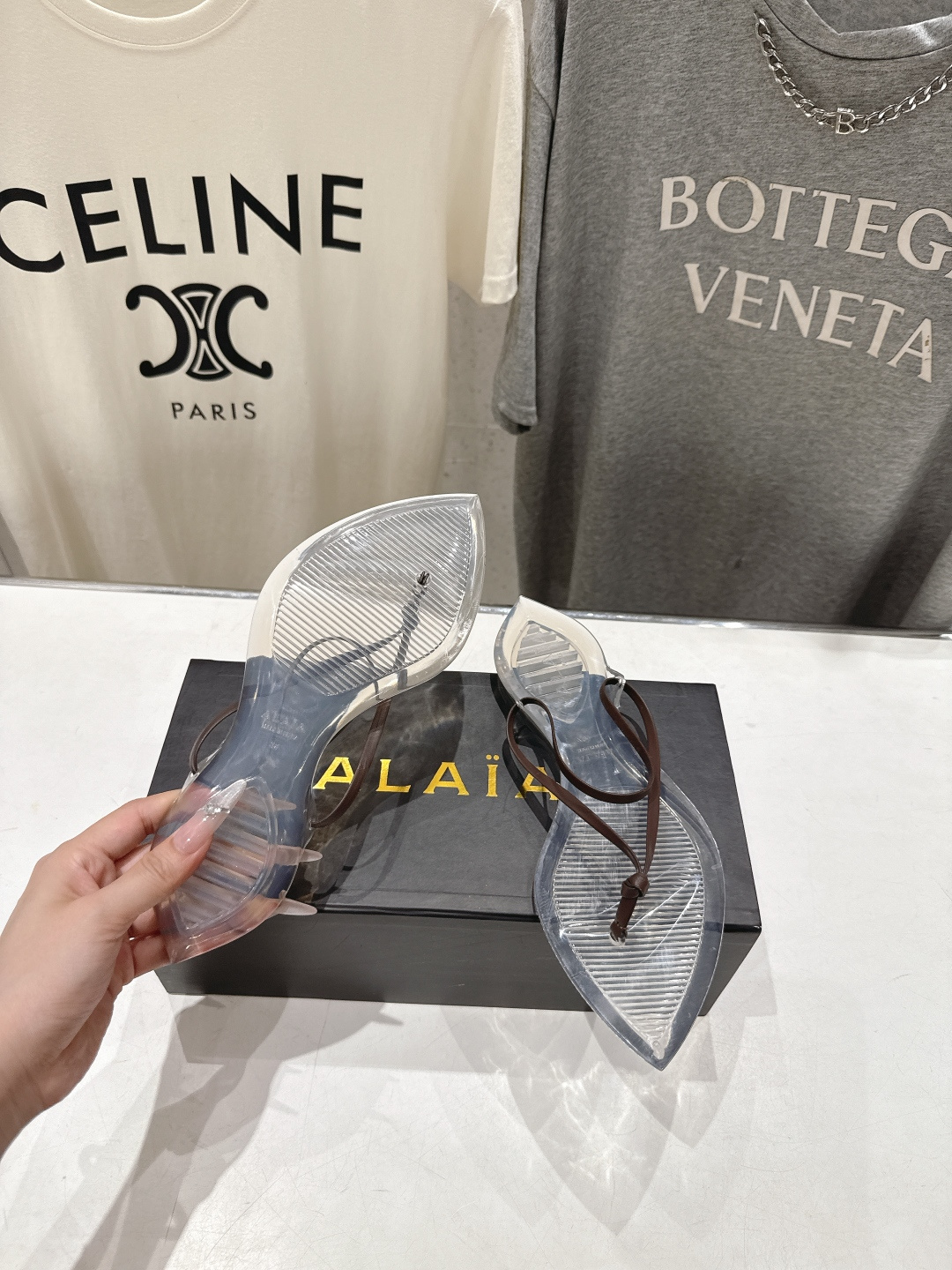 高版本出厂「ALAiA」ALA 阿莱亚F036 2026ss/夏季大热款透明平底人字拖夹脚拖鞋隐形缎面穆
