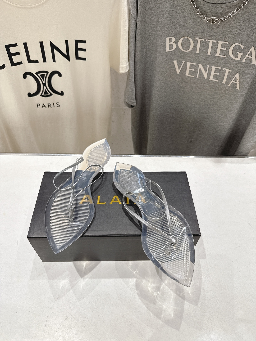 高版本出厂「ALAiA」ALA 阿莱亚F036 2026ss/夏季大热款透明平底人字拖夹脚拖鞋隐形缎面穆