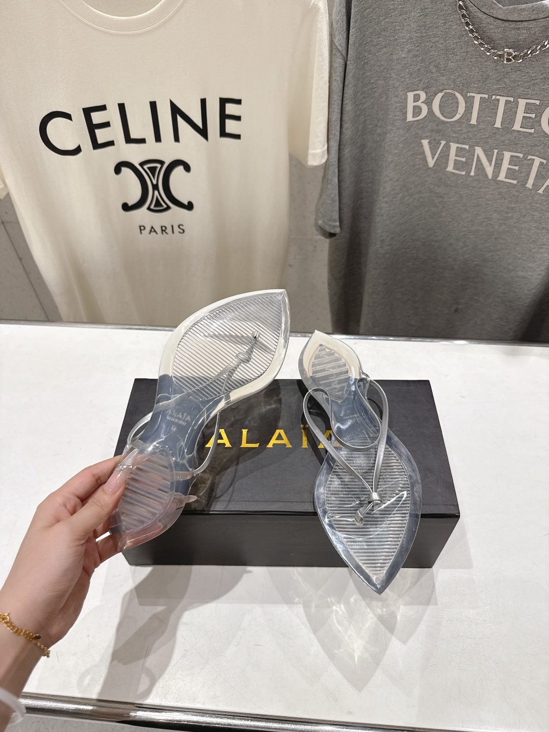 高版本出厂「ALAiA」ALA 阿莱亚F036 2026ss/夏季大热款透明平底人字拖夹脚拖鞋隐形缎面穆