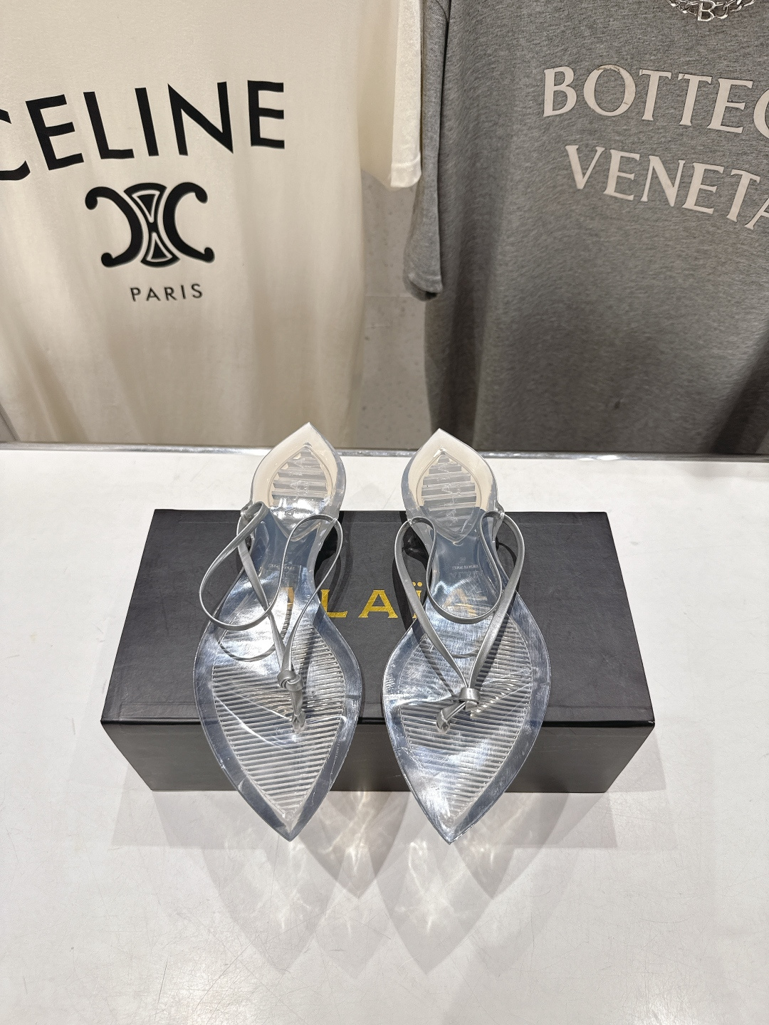 高版本出厂「ALAiA」ALA 阿莱亚F036 2026ss/夏季大热款透明平底人字拖夹脚拖鞋隐形缎面穆
