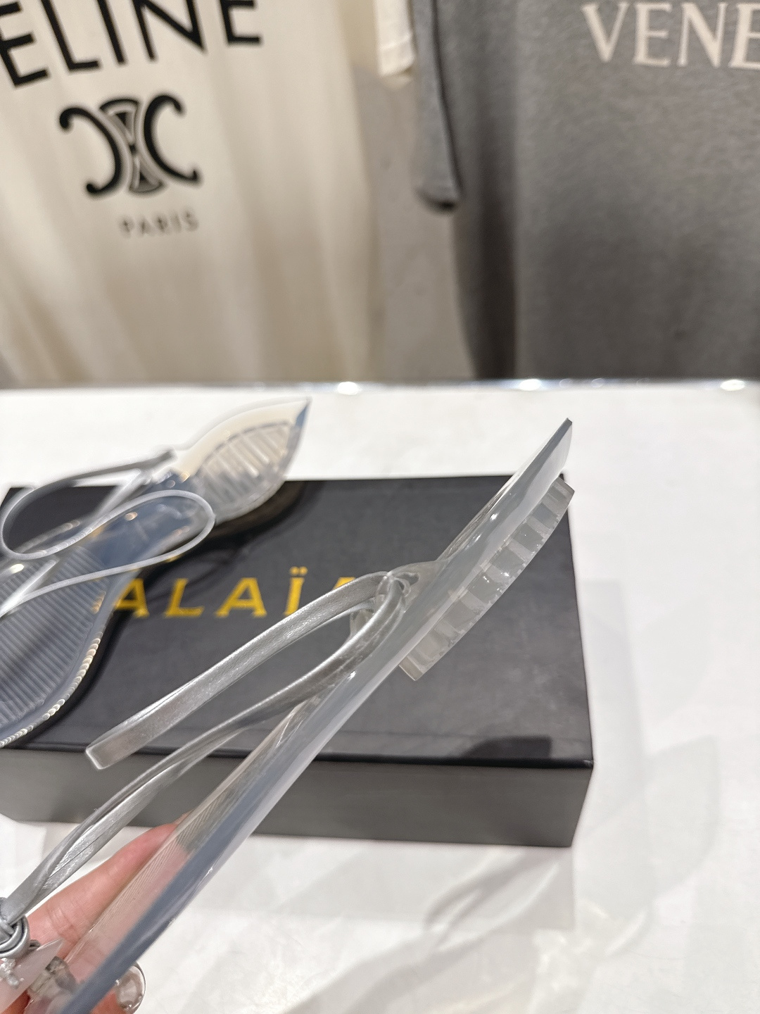 高版本出厂「ALAiA」ALA 阿莱亚F036 2026ss/夏季大热款透明平底人字拖夹脚拖鞋隐形缎面穆