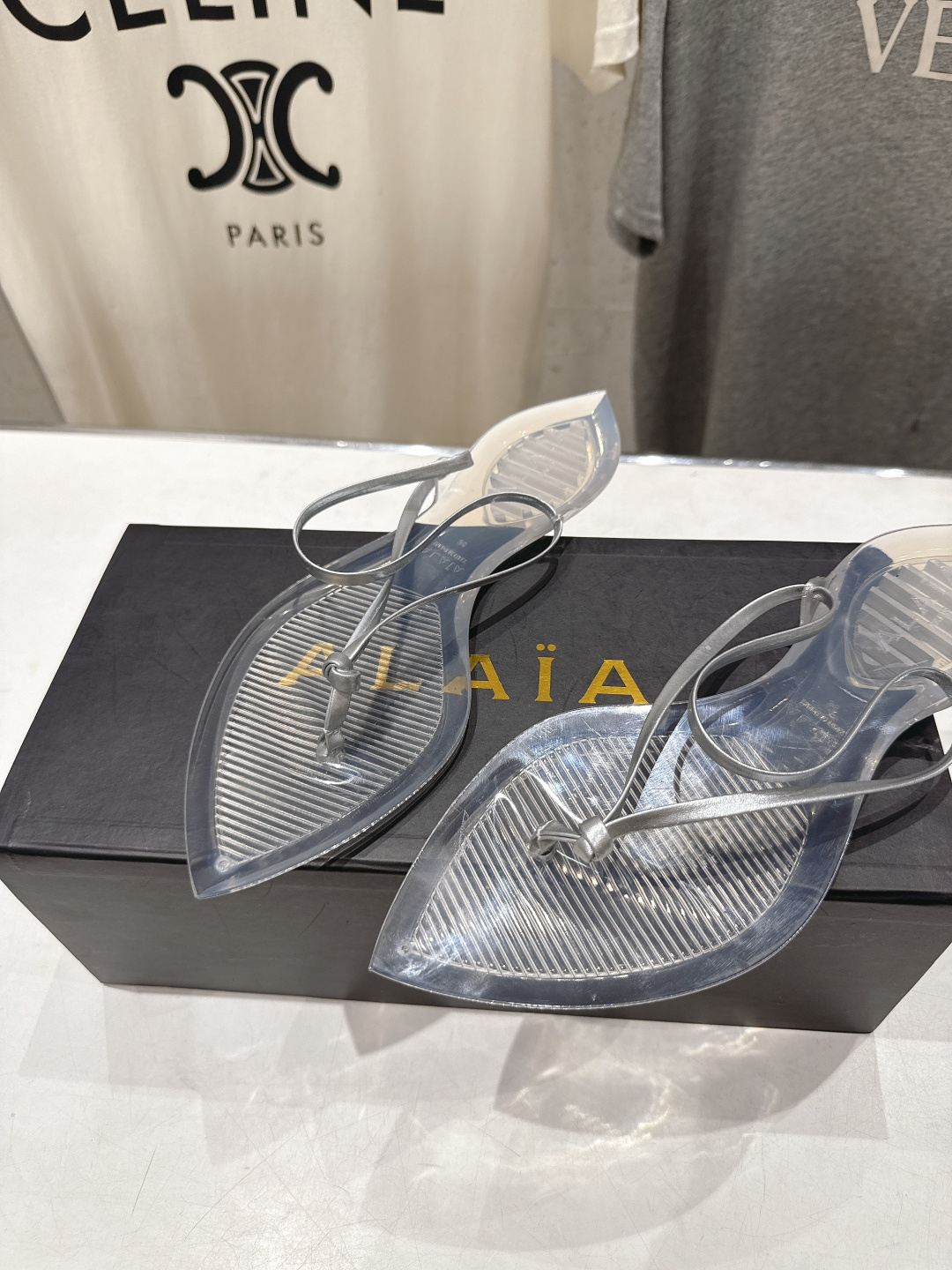 高版本出厂「ALAiA」ALA 阿莱亚F036 2026ss/夏季大热款透明平底人字拖夹脚拖鞋隐形缎面穆