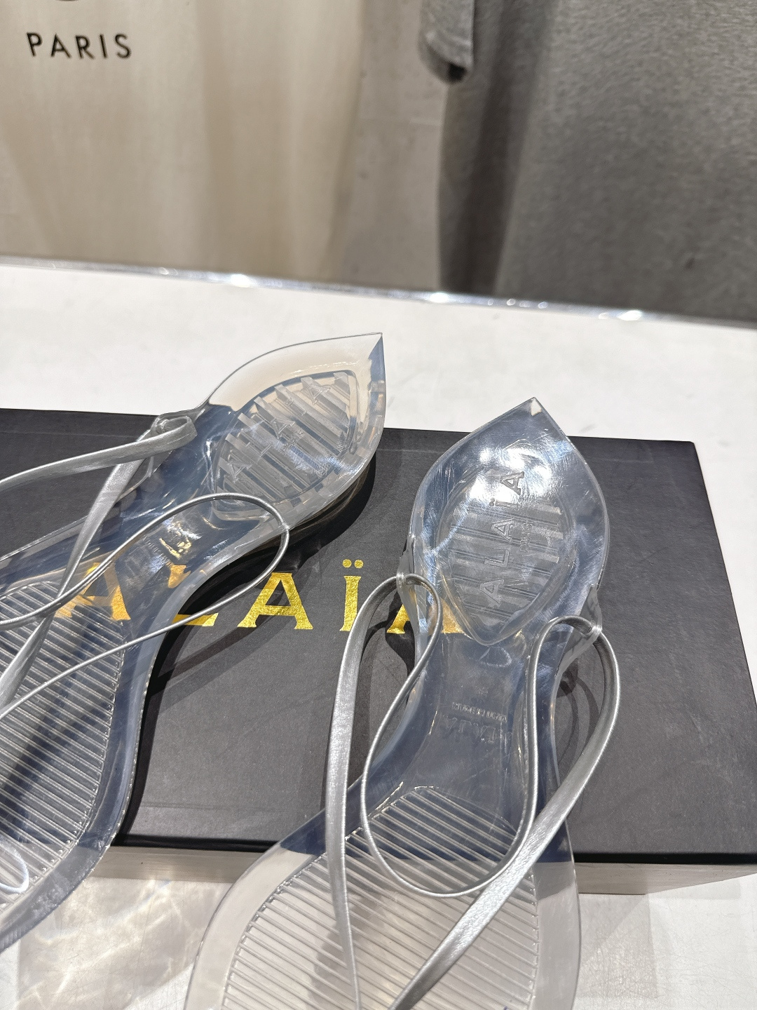 高版本出厂「ALAiA」ALA 阿莱亚F036 2026ss/夏季大热款透明平底人字拖夹脚拖鞋隐形缎面穆