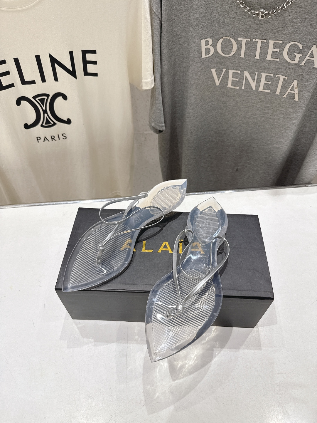 高版本出厂「ALAiA」ALA 阿莱亚F036 2026ss/夏季大热款透明平底人字拖夹脚拖鞋隐形缎面穆