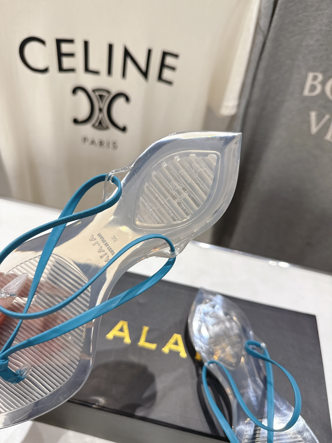 高版本出厂「ALAiA」ALA 阿莱亚F036 2026ss/夏季大热款透明平底人字拖夹脚拖鞋隐形缎面穆