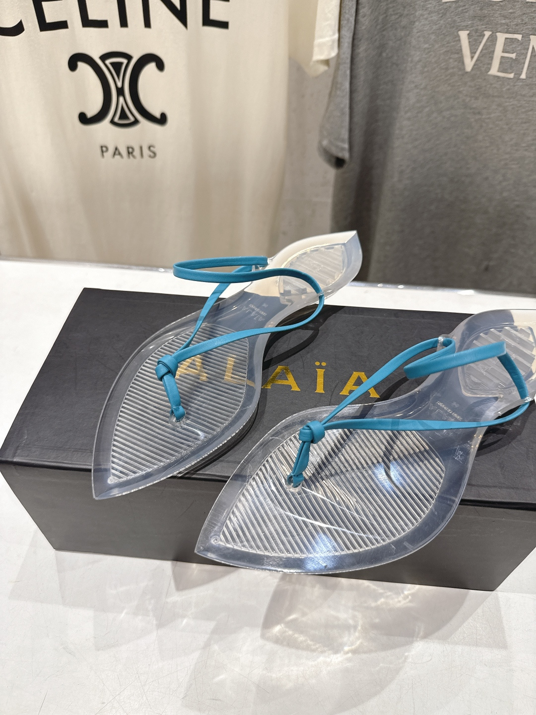 高版本出厂「ALAiA」ALA 阿莱亚F036 2026ss/夏季大热款透明平底人字拖夹脚拖鞋隐形缎面穆