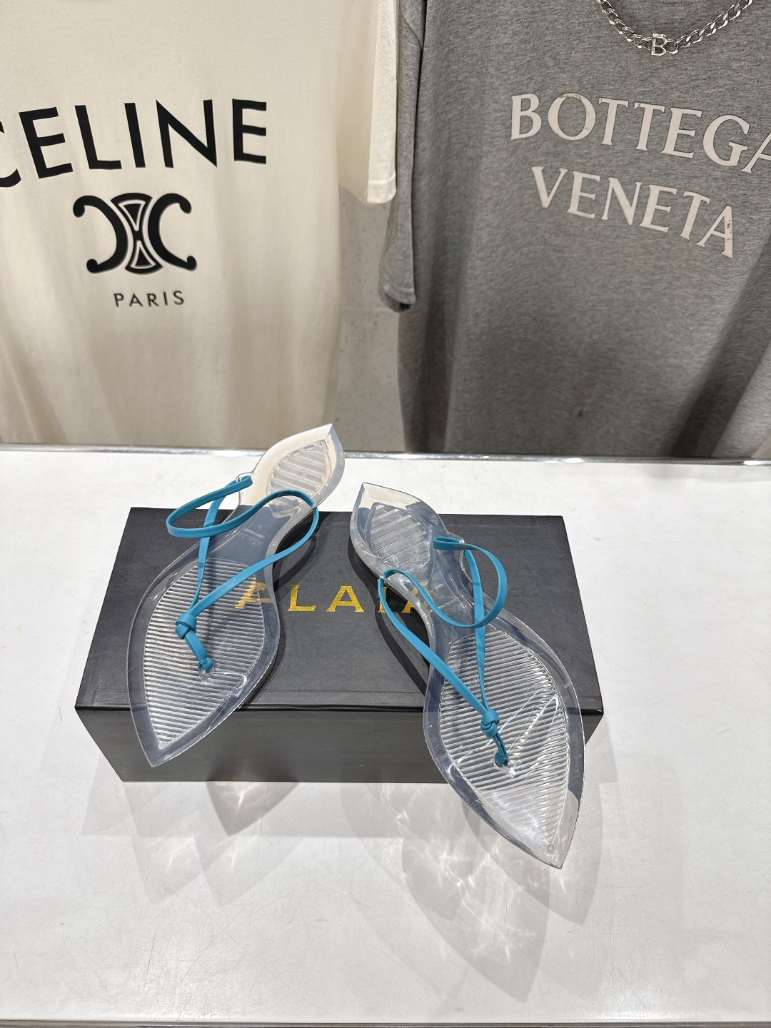 高版本出厂「ALAiA」ALA 阿莱亚F036 2026ss/夏季大热款透明平底人字拖夹脚拖鞋隐形缎面穆