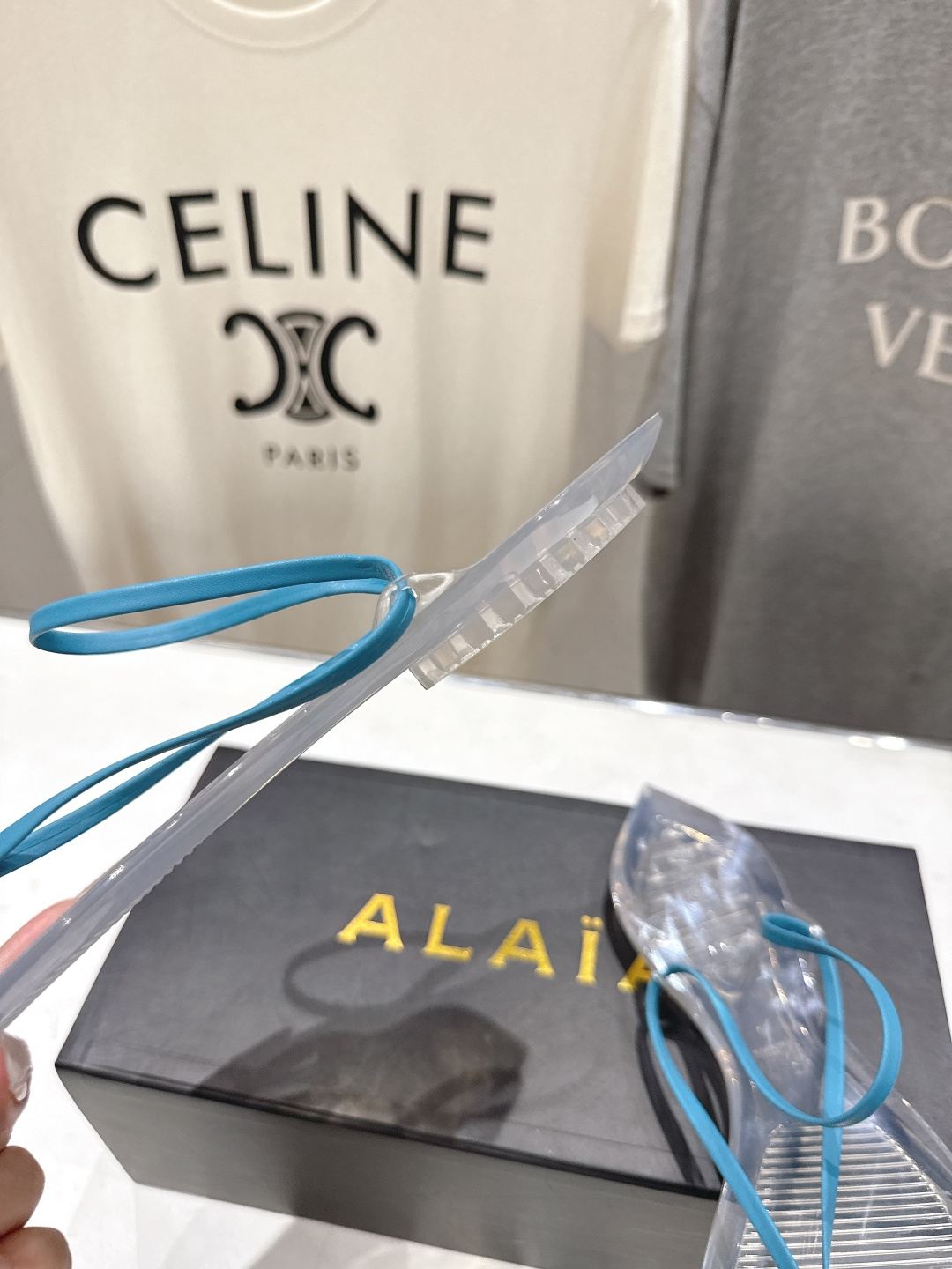 高版本出厂「ALAiA」ALA 阿莱亚F036 2026ss/夏季大热款透明平底人字拖夹脚拖鞋隐形缎面穆