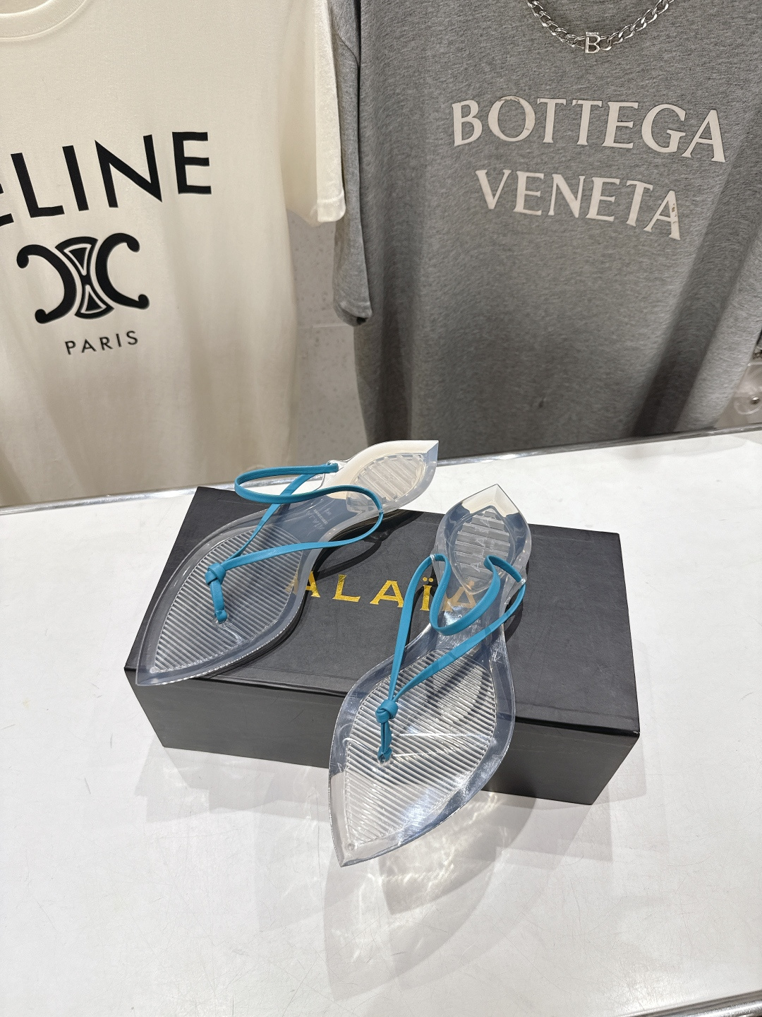 高版本出厂「ALAiA」ALA 阿莱亚F036 2026ss/夏季大热款透明平底人字拖夹脚拖鞋隐形缎面穆