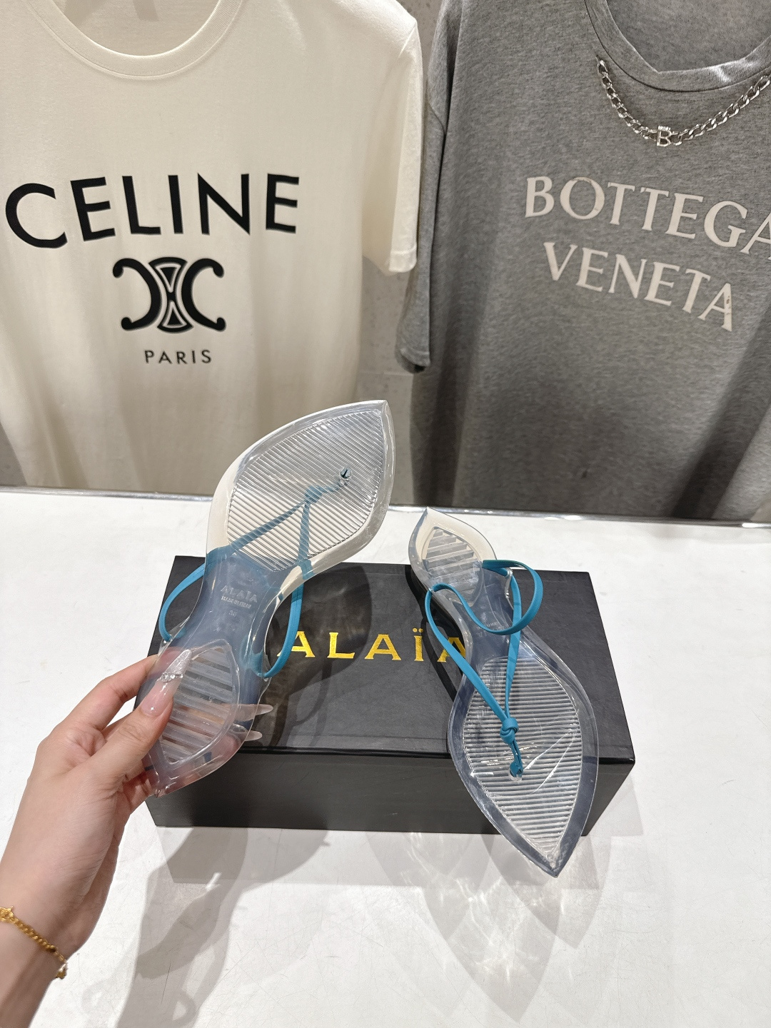 高版本出厂「ALAiA」ALA 阿莱亚F036 2026ss/夏季大热款透明平底人字拖夹脚拖鞋隐形缎面穆