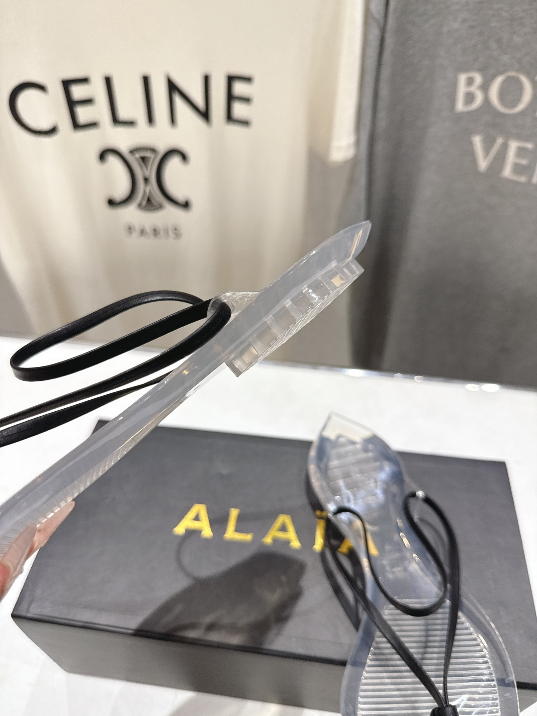 高版本出厂「ALAiA」ALA 阿莱亚F036 2026ss/夏季大热款透明平底人字拖夹脚拖鞋隐形缎面穆