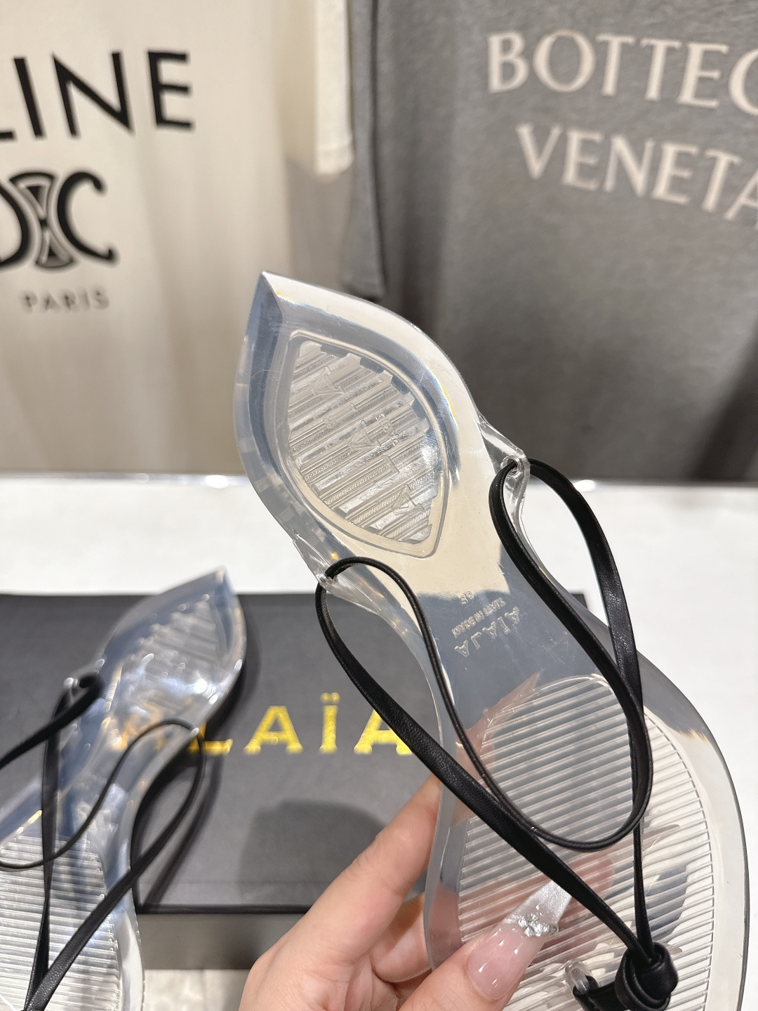 高版本出厂「ALAiA」ALA 阿莱亚F036 2026ss/夏季大热款透明平底人字拖夹脚拖鞋隐形缎面穆