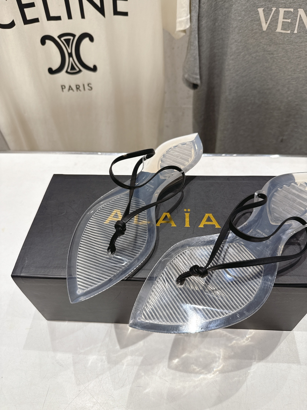 高版本出厂「ALAiA」ALA 阿莱亚F036 2026ss/夏季大热款透明平底人字拖夹脚拖鞋隐形缎面穆