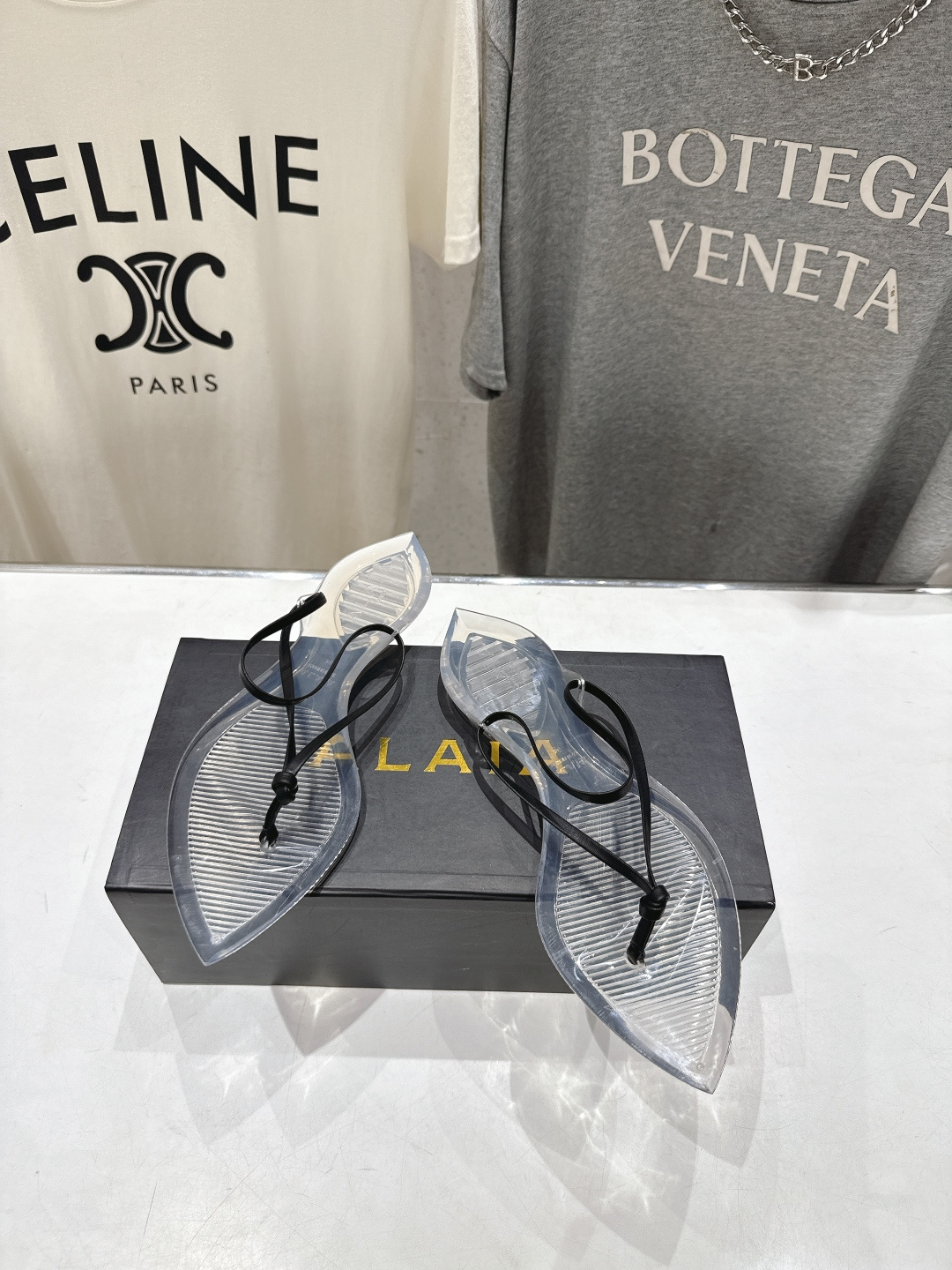 高版本出厂「ALAiA」ALA 阿莱亚F036 2026ss/夏季大热款透明平底人字拖夹脚拖鞋隐形缎面穆