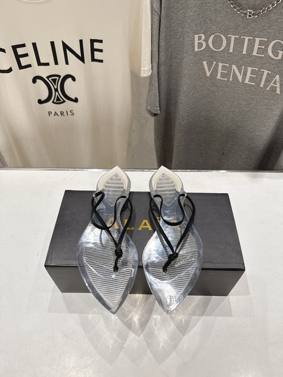 高版本出厂「ALAiA」ALA 阿莱亚F036 2026ss/夏季大热款透明平底人字拖夹脚拖鞋隐形缎面穆