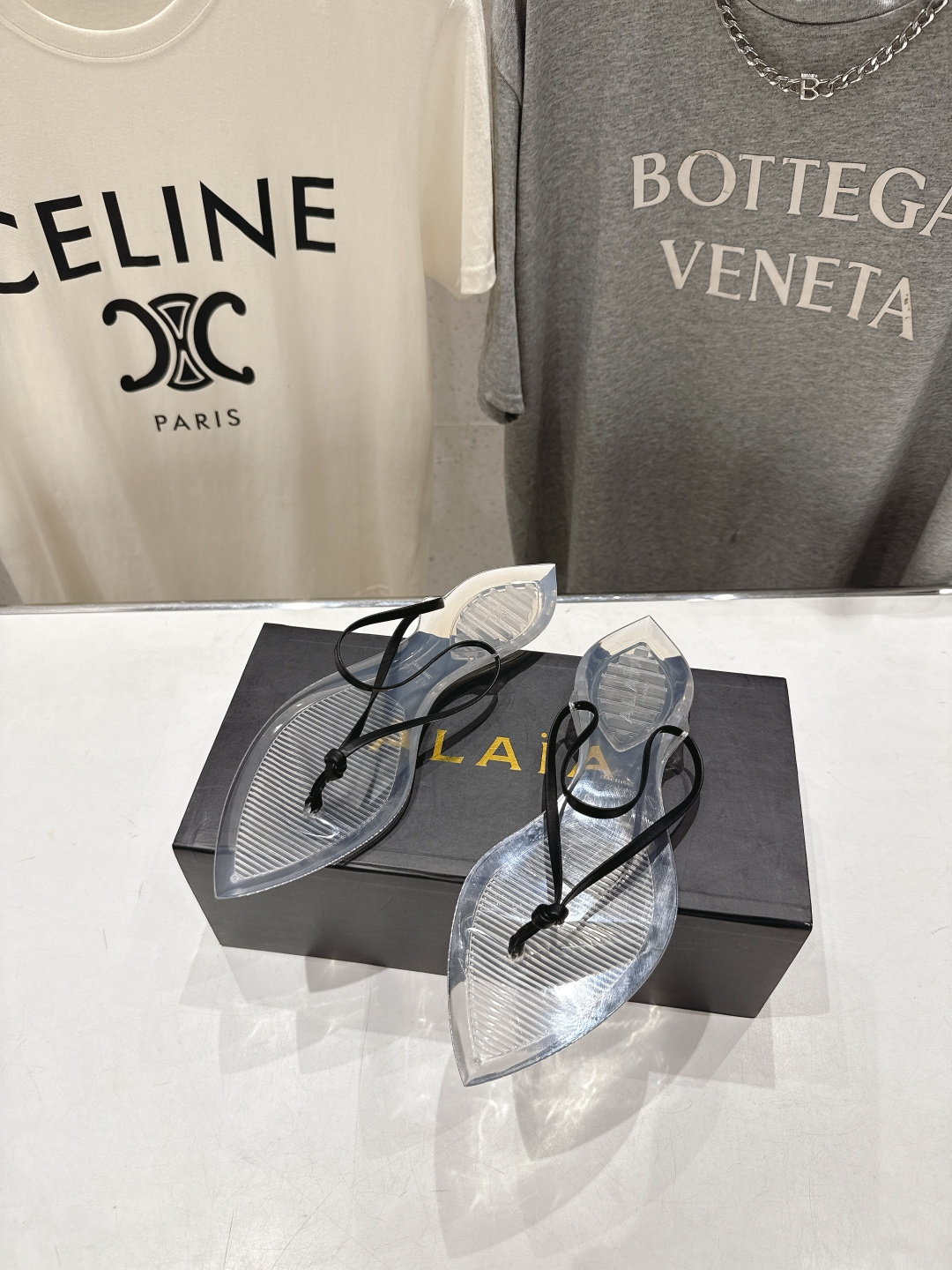 高版本出厂「ALAiA」ALA 阿莱亚F036 2026ss/夏季大热款透明平底人字拖夹脚拖鞋隐形缎面穆
