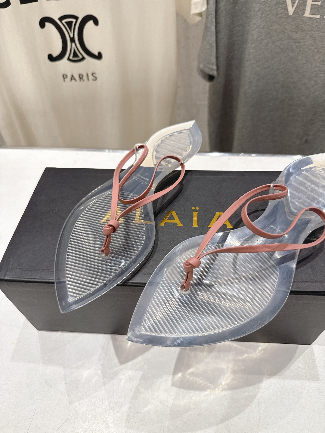 高版本出厂「ALAiA」ALA 阿莱亚F036 2026ss/夏季大热款透明平底人字拖夹脚拖鞋隐形缎面穆