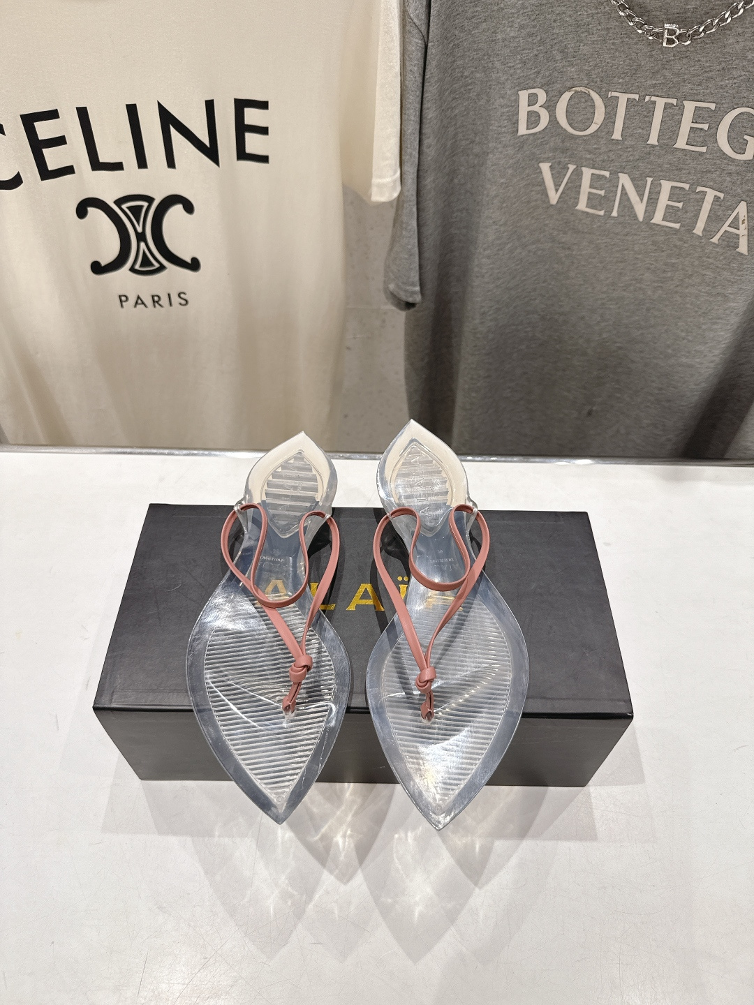 高版本出厂「ALAiA」ALA 阿莱亚F036 2026ss/夏季大热款透明平底人字拖夹脚拖鞋隐形缎面穆