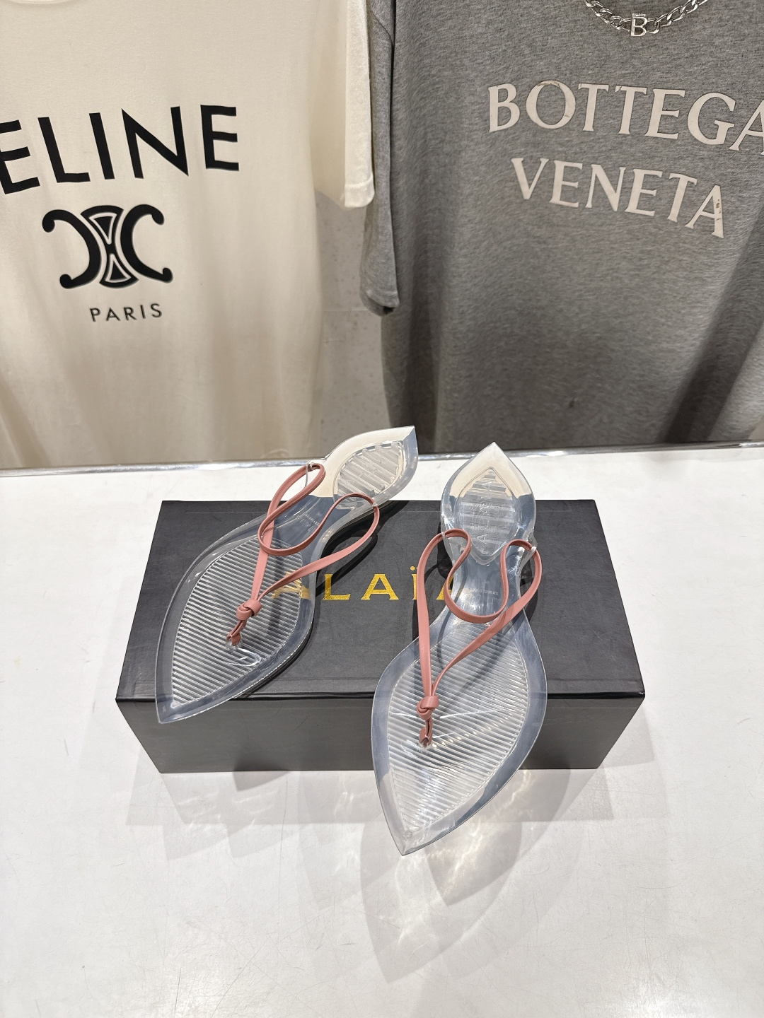 高版本出厂「ALAiA」ALA 阿莱亚F036 2026ss/夏季大热款透明平底人字拖夹脚拖鞋隐形缎面穆