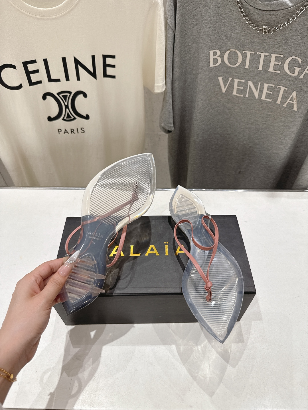 高版本出厂「ALAiA」ALA 阿莱亚F036 2026ss/夏季大热款透明平底人字拖夹脚拖鞋隐形缎面穆