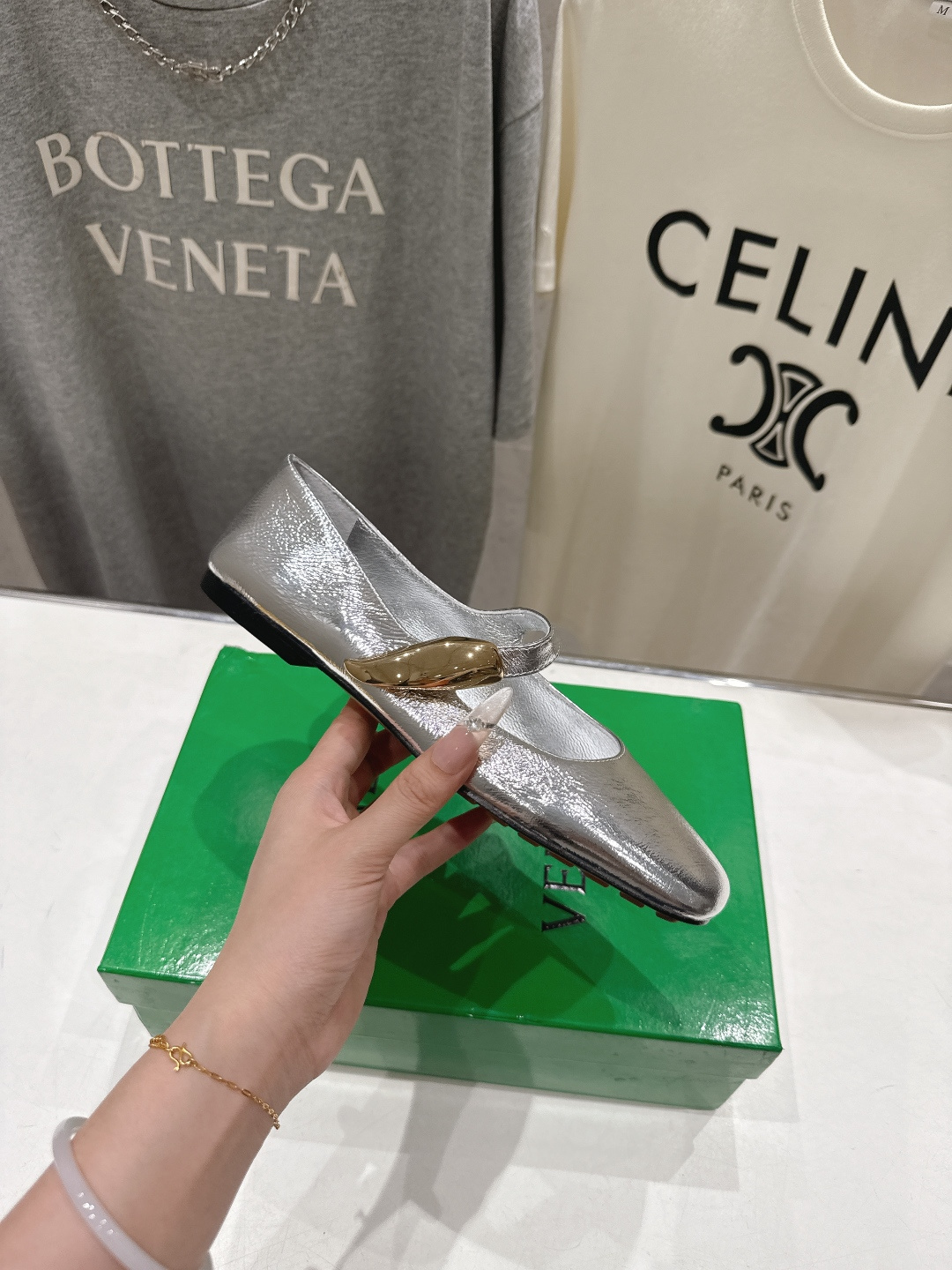 高版本出厂Bottega Veneta/BV F065 2026ss新款玛丽珍平底鞋乐福鞋 高定的配色 